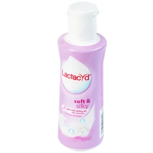 Dung dịch vệ sinh phụ nữ Lactacyd Soft And Silky hỗ trợ dưỡng ẩm, ngăn ngừa khô rát (150ml)