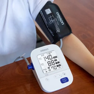 Máy đo huyết áp bắp tay tự động Omron HEM-7156 đo ở bắp tay, lưu 60 kết quả đo kèm ngày giờ
