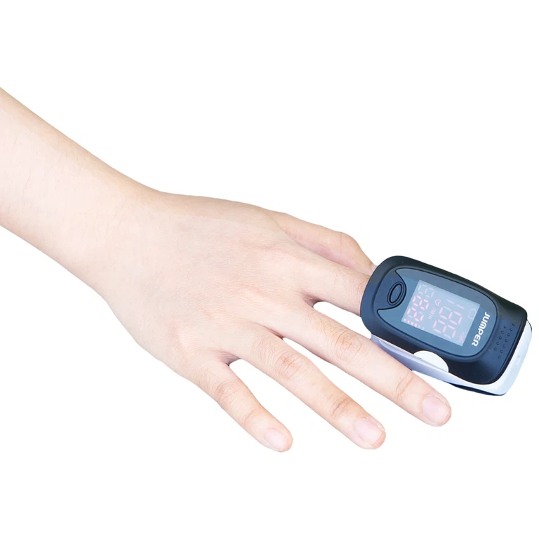 Máy đo nồng độ oxy trong máu Jumper JPD 500D Led thiết kế nhỏ gọn và sử dụng dễ dàng