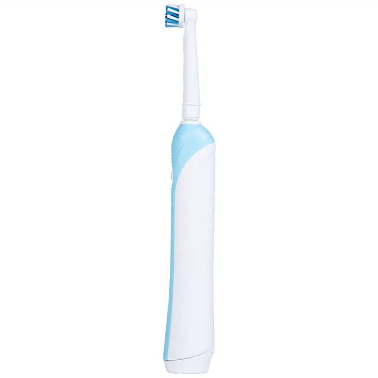 Bàn chải đánh răng điện Oral-B Pro 500 Crossaction loại bỏ các mảng bám và vết ố trên răng
