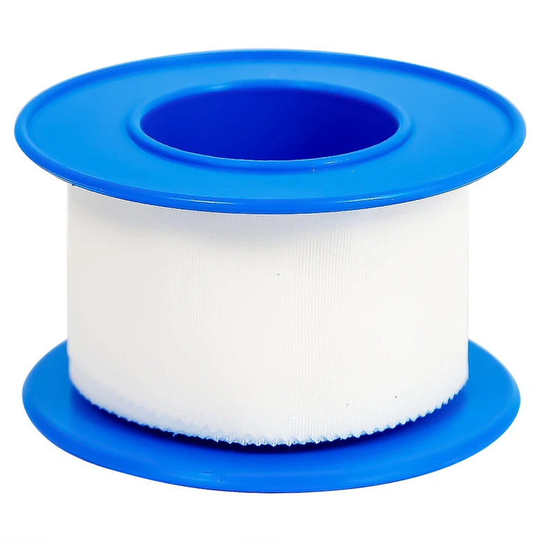 Băng keo cuộn lụa Young Plaster-Silk 2.5cm x 5m Young Chemical cố định ống truyền dẫn, dán lên gạc cố định vết thương (1 cuộn)